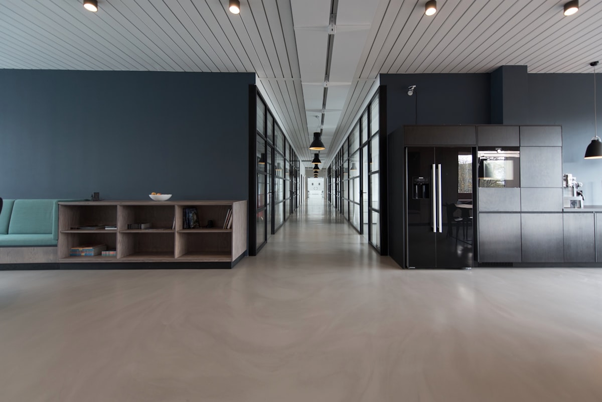 Modernes Büro mit Lounge und Küche — Symbolfoto